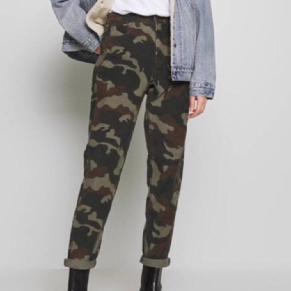 American Eagle camo corduroy Mom Jeans size 16